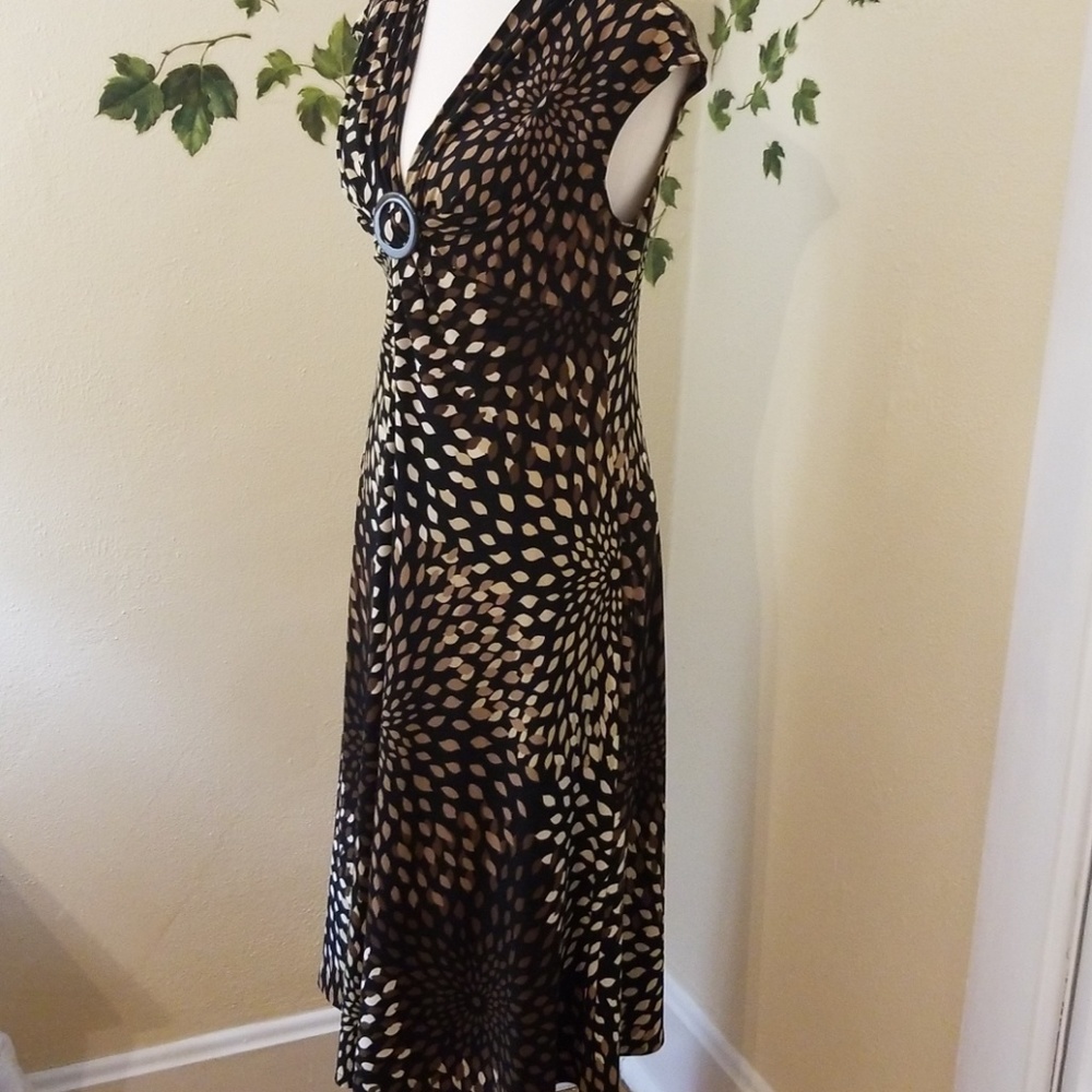 Pretty print v neck dress with ring rouching - Picture 5 of 5